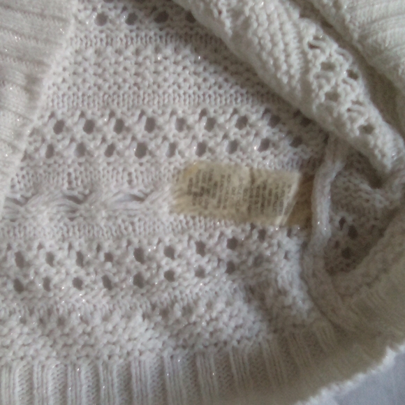 Delia's white sweater - Picture 5 of 5